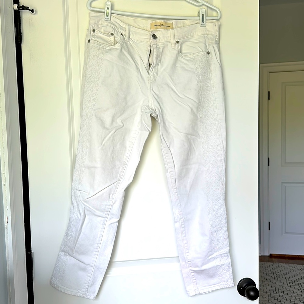EUC Gap Best Girlfriend White Cropped Jeans (size 30)